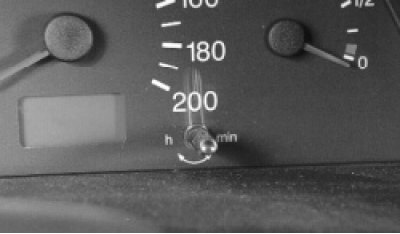 кнопка сброса показаний счетчика суточного пробега