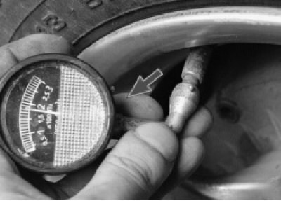 2. Проверьте давление воздуха в шине