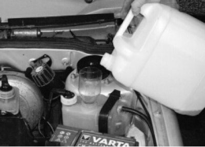 Проверка уровня и доливка охлаждающей жидкости