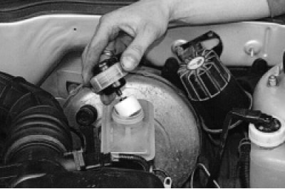 Проверка уровня и доливка тормозной жидкости