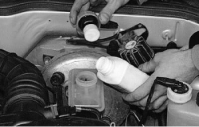 Проверка уровня и доливка тормозной жидкости