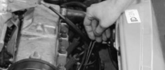 Проверка уровня и доливка масла в систему смазки