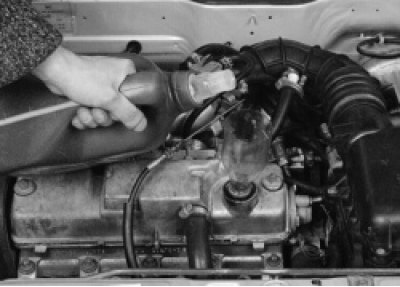 Проверка уровня и доливка масла в систему смазки