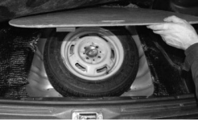 Выньте запасное колесо