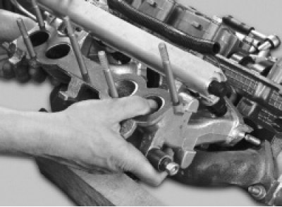 Снимите впускную трубу