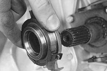 Выведите концы пружинного фиксатора