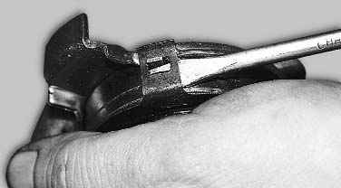 Отожмите четыре лапки