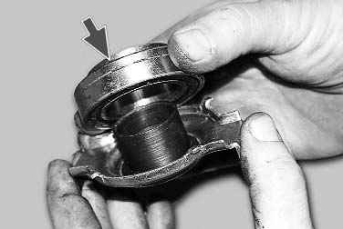 Установите подшипник на муфту