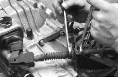 ослабьте одну из регулировочных гаек