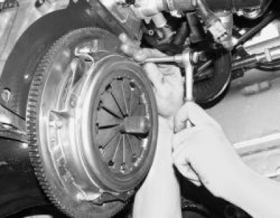 Выверните шесть болтов