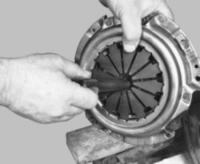 Вставьте центрирующую оправку