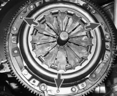 Установите сцепление на маховик