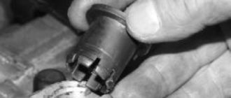 выньте пластмассовую втулку оси вилки