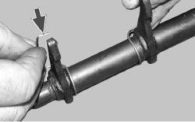 Снимите с вилки пружинный фиксатор