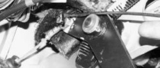 Снимите стопорную скобу