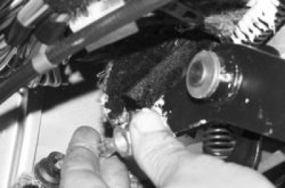 Отсоедините наконечник троса