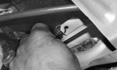 Отсоедините оттяжную пружину