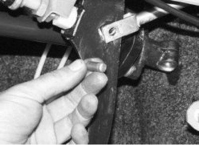 Выньте палец педали тормоза