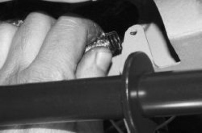 Отсоедините оттяжную пружину педали