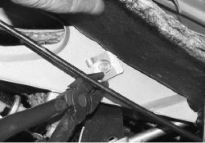 Снимите стопорную скобу