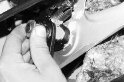 Извлеките ось педалей