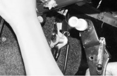 снимите с оси педаль тормоза