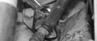 Отверните регулировочные гайки