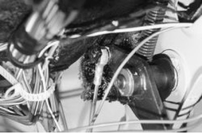 Отсоедините наконечник троса