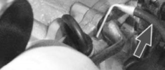 Выверните болт и отсоедините