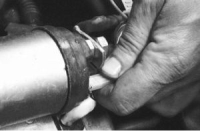 Отсоедините колодку с проводом