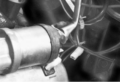 Отверните гайку крепления