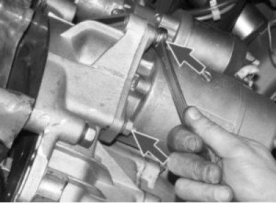 Отверните три гайки