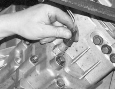 Отсоедините колодку жгута проводов