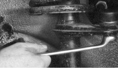 Отверните гайку крепления