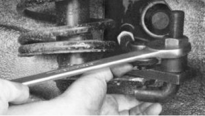 С помощью съемника выпрессуйте палец