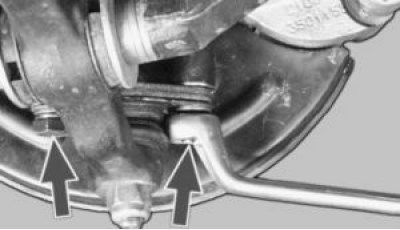 Отверните по два болта