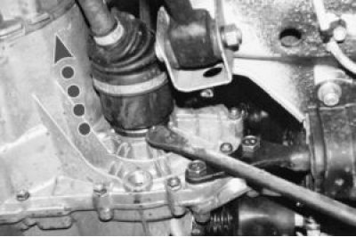 Выдавите монтировкой хвостовик