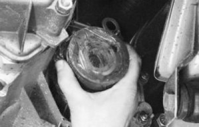 Вставьте вместо шарнира привода технологическую заглушку