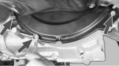 Отверните три болта крепления