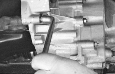 Ослабьте затяжку трех болтов