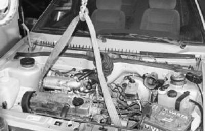 Вывесите двигатель за рымы