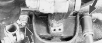 Отверните две гайки крепления задней опоры