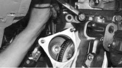 отверните три болта и гайку