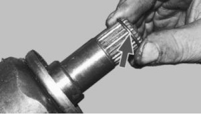 замените стопорные кольца на шлицевых концах