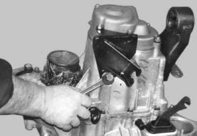 Выверните болт крепления