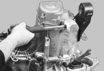 строньте с места заднюю крышку