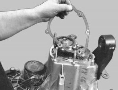 уплотнительную прокладку крышки