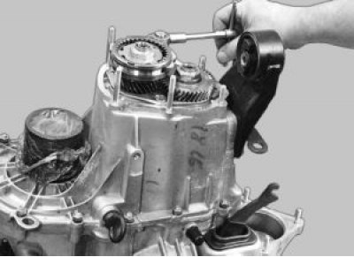 Выверните болт крепления вилки