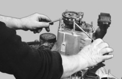 Подденьте отвертками за ступицу синхронизатор