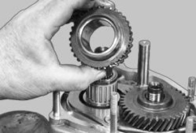 снимите ее с вторичного вала